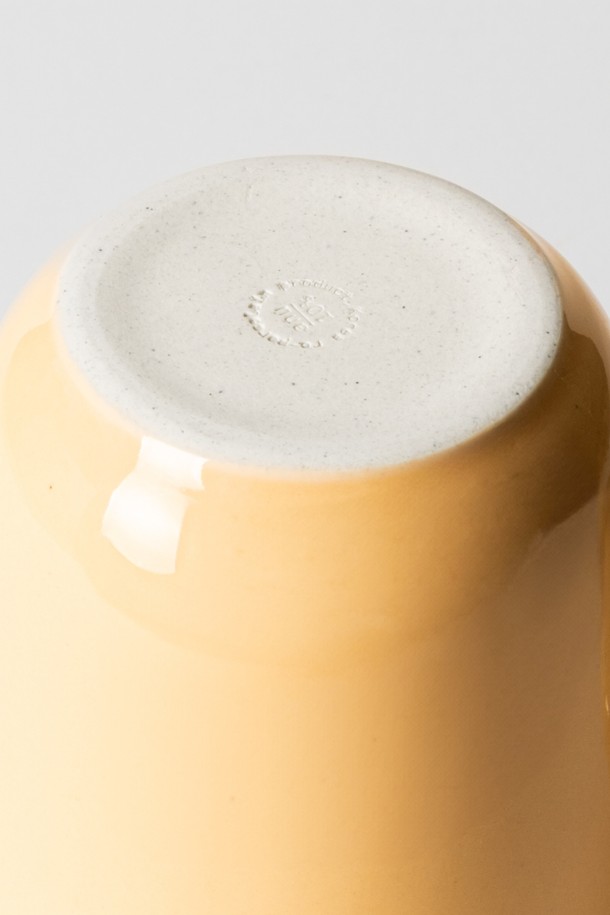 부드러운 곡선과 미니멀 디자인이 돋보이는 머그 300ml (6colors)입니다. 블루, 시에나, 그린, 옐로우, 베이지, 화이트, 총 6가지 다채로운 색상으로 출시되어 취향에 맞게 선택할 수 있습니다. 세라믹 소재로 제작되어 따뜻한 음료를 즐기기에 적합하며, 손잡이가 있어 사용이 편리합니다. 광택 유약 처리로 은은한 멋을 더하고 스크래치 및 물얼룩 방지 기능으로 오랫동안 깨끗하게 사용할 수 있습니다. 전자레인지 및 식기세척기 사용이 가능하여 실용성을 높였습니다.
