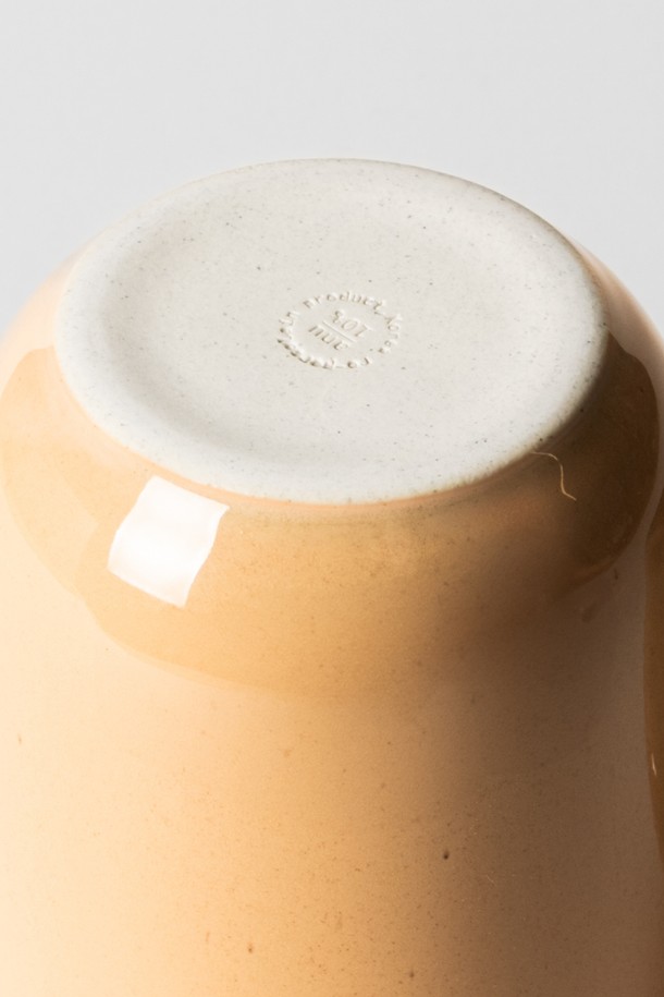 머그 400ml (6 colors)는 일상생활에서 편안하게 사용할 수 있는 세라믹 머그컵입니다. 블루, 시에나, 그린, 옐로우, 베이지, 화이트 6가지 다채로운 색상으로 출시되어 취향에 맞게 선택할 수 있습니다. 부드러운 실루엣과 곡선 디자인, 균형 잡힌 손잡이로 편안한 그립감을 제공하며, 광택 마감으로 고급스러운 느낌을 더했습니다. 전자레인지와 식기세척기 사용이 가능하여 실용적이며, 내구성이 뛰어나 스크래치와 물얼룩 걱정 없이 사용할 수 있습니다.
