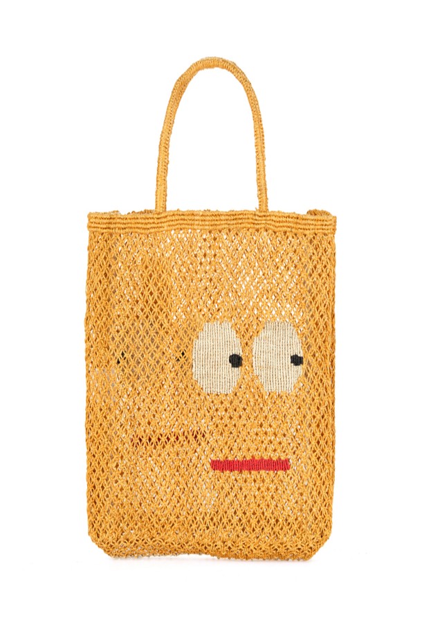 '빅 아이즈' 라지 백 - 허니는 황마 소재의 여성 토트백입니다. 옐로우 컬러의 '빅 아이즈' 캐릭터 자수 장식이 돋보이는 핸드메이드 제품으로, 넉넉한 수납 공간과 가벼운 무게가 특징입니다. 사각형 디자인에 오픈형 잠금 방식으로, 일상, 쇼핑, 여행 등 다양한 TPO에 활용 가능하며, 캐주얼, 에스닉, 리조트 스타일을 연출하기 좋습니다. 최대 10-14kg까지 수납 가능하며, 자연 염료 사용으로 제작되어 특유의 내구성을 자랑합니다. 단, 자연 소재 특성상 약간의 먼지 발생 및 사용에 따른 형태 변형, 습기에 주의하여 사용해주세요.
