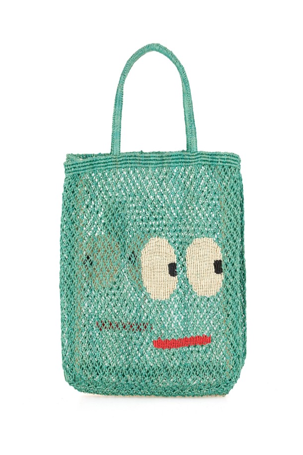 '빅 아이즈' 라지 백 - 아쿠아는 여성용 가방으로, 황마 소재의 라지 사이즈 사각 가방입니다. 사랑스러운 캐릭터 패턴과 아쿠아 컬러가 시원한 느낌을 주며, 가볍고 손잡이가 있어 편리하게 사용할 수 있습니다. 자연 염색과 수작업으로 제작되어 특별함을 더하며, 10-14kg의 넉넉한 수납력을 자랑합니다. 튼튼한 내구성을 갖춘 유연한 소재로, 쇼핑, 여행, 일상생활에서 스타일리시하게 연출할 수 있습니다. 캐주얼, 리조트, 에스닉 스타일의 쇼핑룩, 여행룩, 여름 바캉스룩에 잘 어울립니다.
