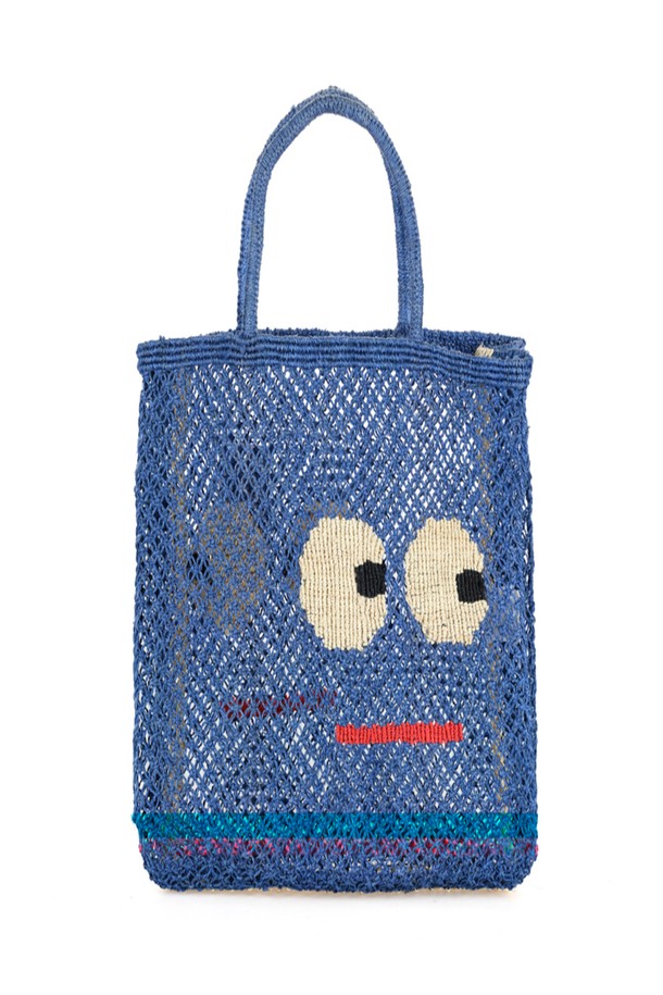 '빅 아이즈' 라지 백 - 페리 토트백은 경량의 황마 소재로 제작되어 가볍고 편안한 착용감을 선사합니다. 핸드메이드 방식으로 제작된 이 가방은 자연 염색 기법으로 은은한 블루 컬러를 띄며, 귀여운 캐릭터 자수 장식이 돋보입니다. 넉넉한 수납공간과 10-14kg까지 수납 가능한 넉넉한 사이즈로, 쇼핑, 여행 등 다양한 일상생활에서 활용하기 좋습니다. 사각형 디자인에 오픈형 잠금 방식, 손잡이가 있어 실용적이며, 유연한 소재와 내구성을 갖춰 오래 사용할 수 있습니다. 캐주얼하면서도 유니크한 스타일을 연출해 보세요.
