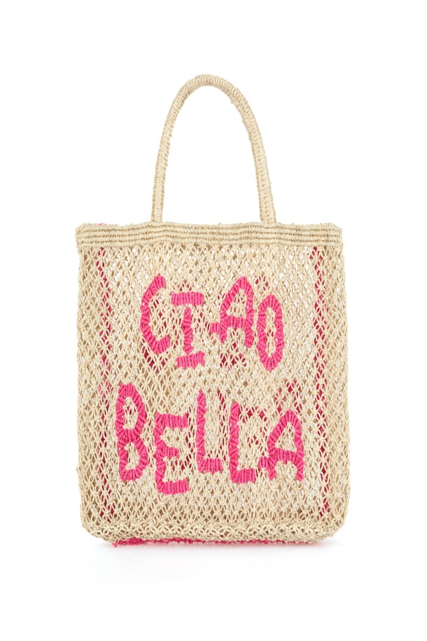 'Ciao Bella (차오 벨라)' 스몰 백은 자연스러운 멋과 핫핑크 컬러가 조화롭게 어우러진 여성용 토트백입니다. 황마 소재로 제작되어 가볍고 유연하며, 핸드메이드 특유의 섬세함과 자연 염색 기법으로 은은한 멋을 더했습니다. "Ciao Bella" 레터링 디자인이 돋보이며, 수납 기능과 사각 형태를 갖춰 일상, 피크닉, 여행 등 다양한 용도로 활용하기 좋습니다. 최대 10-14kg 무게를 수용하며, 핸들 드롭은 14cm로 편안한 착용감을 제공합니다. 여행룩, 캐주얼, 미니멀, 에스닉 스타일을 즐겨 입는 여성분들께 추천합니다.
