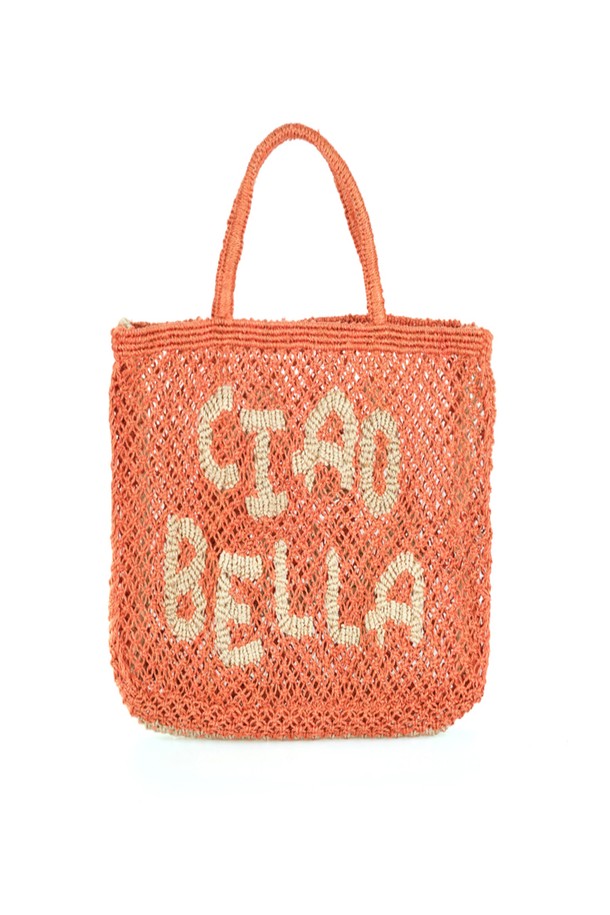 'Ciao Bella' (치아오 벨라) 스몰 백 - 피치 & 내추럴은 여성용 토트백입니다. 황마 소재의 핸드메이드 가방으로, 피치와 내추럴 컬러 배색이 돋보입니다. 가볍고 유연하며, 레터링 디자인 장식이 포인트입니다. 오픈형 디자인으로, 일상, 쇼핑, 여행 등 다양한 상황에서 캐주얼하고 베이직한 스타일을 연출할 수 있습니다. 쇼핑룩, 여행룩에 잘 어울리는 미니멀한 스몰 백입니다.
