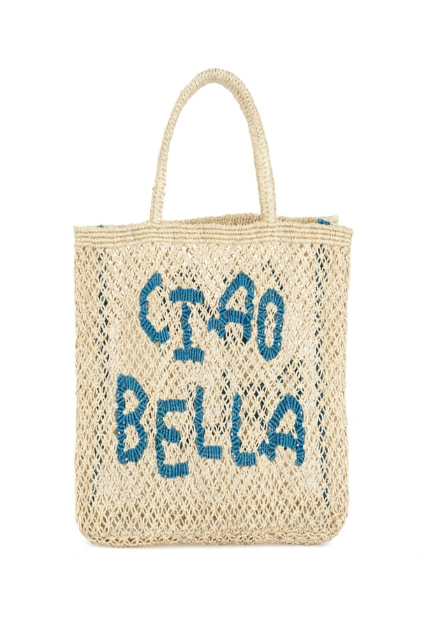 'Ciao Bella' 스몰 백은 자연스러운 멋을 담은 여성용 토트백입니다. 황마 소재에 내추럴과 오션블루 컬러를 사용하여 시원하고 세련된 느낌을 주며, 레터링 패턴으로 포인트를 더했습니다. 가볍고 유연하며 내구성이 뛰어나 일상, 쇼핑, 여행 등 다양한 TPO에 활용하기 좋습니다. 핸드메이드 제품으로 자연 염색하여, 각 제품마다 약간의 개성을 더하며, 캐주얼, 미니멀, 에스닉 스타일과 잘 어울립니다.
