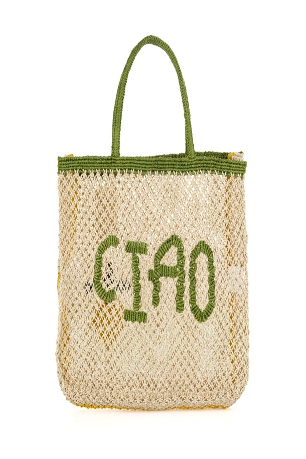 Ciao Lemon 라지 백 - 펀, 내추럴, 옐로우는 가볍고 넉넉한 수납력을 자랑하는 황마 소재의 토트백입니다. 자연스러운 내추럴 컬러 바탕에 펀(초록색)과 옐로우 컬러의 레터링이 산뜻함을 더합니다. 가볍고 유연하며 10~14kg 무게를 견딜 수 있어 넉넉한 수납이 가능하며, 오픈형 디자인으로 편리하게 사용할 수 있습니다. 쇼핑이나 여행 시 캐주얼, 미니멀, 클래식 스타일의 옷차림에 잘 어울리며, 핸들 드롭 16cm로 편안하게 들 수 있습니다. 사각형 모양의 라지 사이즈 백으로, 데일리백으로 활용하기 좋습니다.
