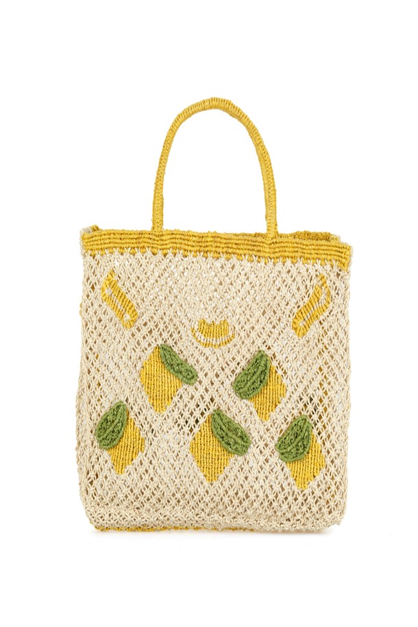 레몬 올 오버' 스몰 백은 옐로우와 내추럴 컬러의 조화가 돋보이는 여성 토트백입니다. 황마 소재로 제작되어 자연스러운 질감을 살렸으며, 레몬 프린트 무늬가 산뜻함을 더합니다. 스몰 사이즈로 일상, 쇼핑, 여행 등 다양한 용도로 활용하기 좋으며, 10-14kg의 넉넉한 수납력과 가벼운 무게, 유연함까지 갖춰 실용적입니다. 핸드메이드 방식으로 제작되어 독특함을 더하며, 14cm 핸들 드롭으로 편안하게 들 수 있습니다.
