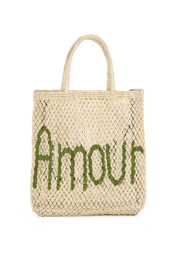 아무르 스몰 백 - 내추럴 앤 펀(Amour' Small Bag - Natural and fern)은 황마 소재의 핸드메이드 토트백입니다. 내추럴 컬러와 그린 컬러의 조화가 돋보이며, 레터링 패턴의 텍스트 디자인이 특징입니다. 가볍고 유연하며 최대 10~14kg까지 수납 가능하여 실용적입니다. 오픈형 디자인으로, 일상, 쇼핑, 여행 등 다양한 TPO에 활용하기 좋은 캐주얼, 미니멀, 에스닉 스타일의 스몰 사이즈 가방입니다.

