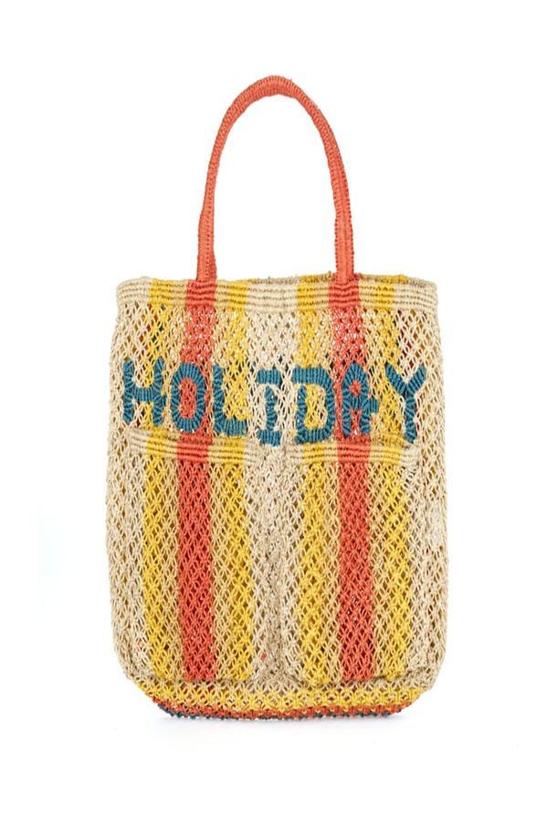 Holiday Stripes (홀리데이 스트라이프스) - Yellow, peach and ocean은 황마 소재의 미디엄 사이즈 사각 가방입니다. 옐로우, 피치, 오션 컬러의 스트라이프 패턴과 레터링 디자인이 특징이며, 캐주얼, 리조트, 미니멀 스타일을 연출합니다. 핸드메이드로 제작되었으며, 내부 포켓이 있어 수납력을 높였고, 10~14kg까지 수납 가능합니다. 여행, 쇼핑, 휴가룩에 잘 어울리는 오픈형 가방으로, 자연 염색된 황마 소재 특성상 먼지가 발생할 수 있습니다.
