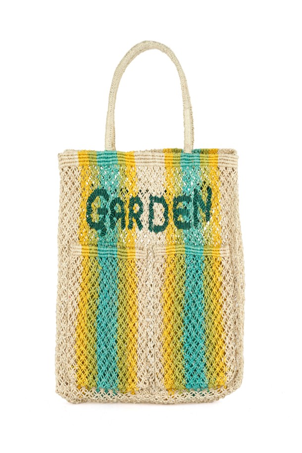가든 - 내추럴, 옐로우, 아쿠아 쇼퍼백은 황마 소재로 제작되어 자연스러운 멋을 냅니다. 미디엄 사이즈에 레터링 무늬, 사각형 모양으로 디자인되었으며, 핸드메이드 특유의 섬세함과 천연 염료를 사용한 다채로운 컬러가 특징입니다. 가볍고 유연하며 부드러운 촉감을 자랑하며, 오픈형 잠금 방식으로 편리하게 사용 가능합니다. 일상, 쇼핑, 여행 등 다양한 용도로 활용 가능하며, 쇼핑룩, 여행룩, 캐주얼, 미니멀, 리조트 스타일과 잘 어울립니다.
