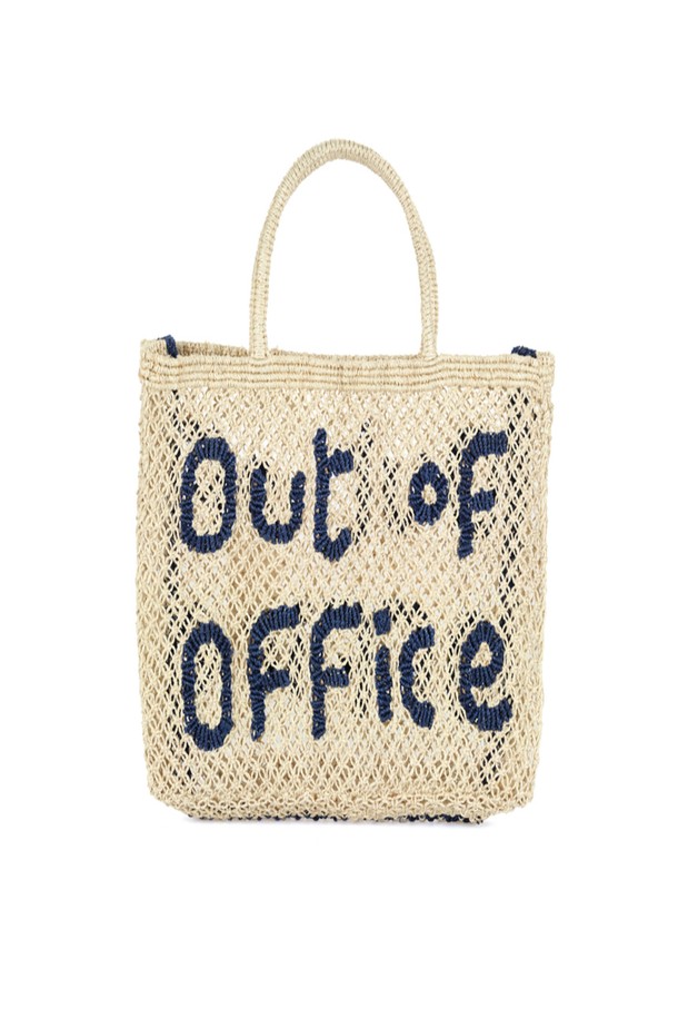 '아웃 오브 오피스' 스몰 백은 자연스러운 멋을 더하는 내추럴과 네이비 컬러의 황마 소재 토트백입니다. 가볍고 유연하며, 핸드메이드 방식으로 제작되어 자연 염색 특유의 은은한 색감을 자랑합니다. 레터링 디자인 장식이 돋보이며, 사각형 모양으로 10-14kg의 넉넉한 수납력을 갖춰 실용성을 더했습니다. 오픈형 잠금 방식으로 일상, 여행, 쇼핑 등 다양한 TPO에 활용 가능하며 캐주얼, 미니멀, 리조트 스타일을 연출하기 좋습니다.
