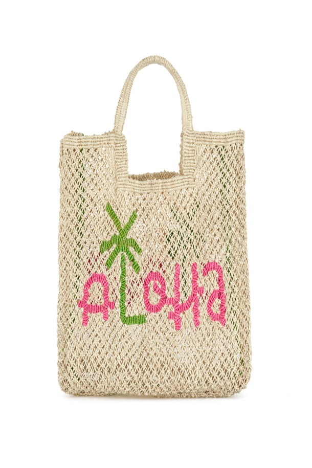 '알로하' 스텔라 라지 백은 내추럴, 핑크, 애플그린 컬러의 황마 소재 토트백입니다. 넉넉한 수납력을 자랑하는 라지 사이즈로, 핸드메이드 특유의 유연함과 가벼움이 돋보입니다. 에스닉하면서도 미니멀한 디자인으로, 10~14kg 수납이 가능하며, 일상, 쇼핑, 여행 등 다양한 TPO에 활용하기 좋습니다. 오픈형 잠금 방식으로 편리하며, 사각 쉐입에 레터링 패턴이 더해져 캐주얼한 쇼핑룩, 여행룩을 완성합니다.
