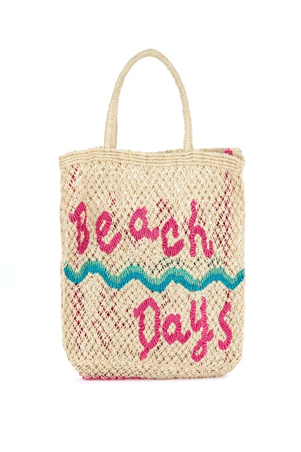 '비치 데이즈' 스몰 백, 내추럴 & 핑크 컬러의 이 토트백은 여성용으로, 가볍고 튼튼한 황마 소재로 제작되었습니다. 핸드메이드 방식으로 제작되어 넉넉한 수납공간을 제공하며, 사각형 디자인에 레터링 무늬가 더해져 심플하면서도 개성 있는 스타일을 연출합니다. 일상, 여행, 쇼핑 등 다양한 용도로 활용 가능하며, 10-14kg 무게를 견딜 수 있습니다. 캐주얼, 미니멀, 리조트룩에 잘 어울리며, 오픈형 잠금 방식으로 편리하게 사용할 수 있습니다. 
