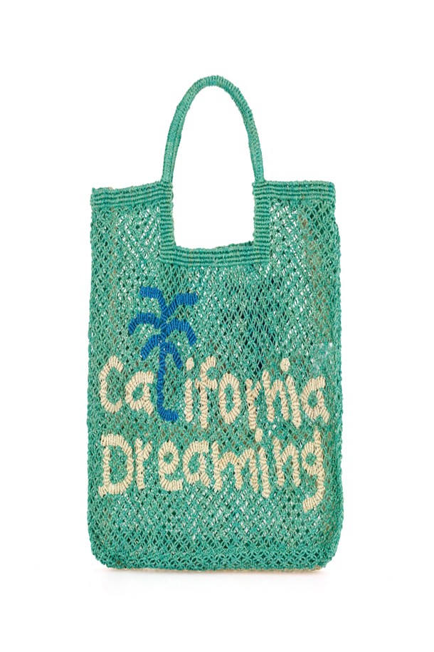 '캘리포니아 드리밍' 스텔라 라지 백은 아쿠아, 내추럴, 코발트 컬러의 조화가 돋보이는 여성 토트백입니다. 황마 소재의 핸드메이드 가방으로, 유연한 소재와 내추럴 염색 기법으로 제작되어 편안한 착용감을 선사합니다. 10-14kg의 넉넉한 수납력을 자랑하며, 사각 모양에 레터링 디자인과 로고, 프린트 무늬가 더해져 캐주얼, 미니멀, 리조트 스타일을 완성합니다. 오픈형 잠금 방식으로 일상, 여행, 피크닉 등 다양한 TPO(여행룩, 휴가룩)에 활용하기 좋습니다.
