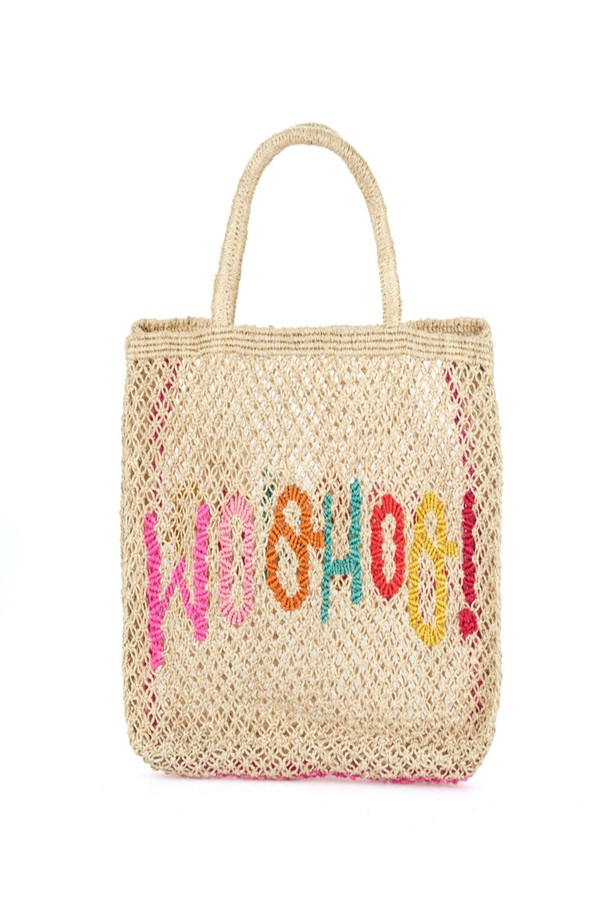 '우후!' 스몰 백은 자연스러운 멋을 담은 여성용 토트백입니다. 황마 소재로 제작되어 가볍고 유연하며, 핸드메이드 특유의 따뜻함이 느껴집니다. 내추럴과 멀티컬러 배색의 레터링 패턴이 돋보이며, 여행룩, 쇼핑룩 등 다양한 TPO에 활용하기 좋습니다. 최대 10-14kg의 하중을 견딜 수 있으며, 데일리 백으로도 손색없습니다. 자연스러운 먼지 발생과 사용에 따른 형태 변형은 이 가방만의 매력입니다.
