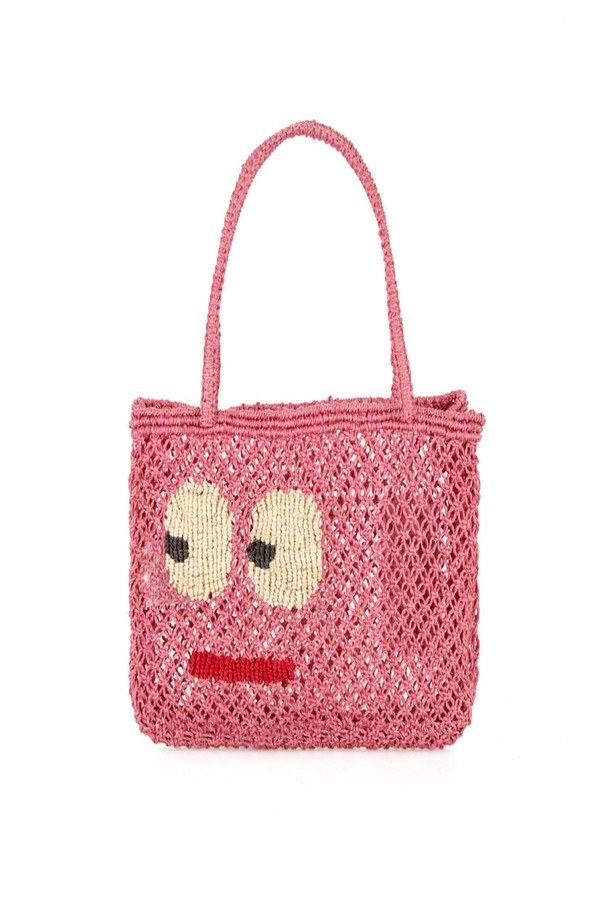 '빅 아이즈' 트레이시 백 - 베리 컬러의 여성용 가방입니다. 황마 소재의 미디엄 사이즈 쇼퍼백으로, 캐릭터와 레터링 무늬가 특징입니다. 사각 모양에 오픈형 잠금 방식으로, 넉넉한 수납공간을 제공하며 최대 10-14kg의 하중을 견딜 수 있습니다. 손잡이가 있으며, '텍스트' 디자인 장식이 더해졌습니다. 쇼핑, 동네 마실, 카페 등 캐주얼하고 미니멀한 스타일에 잘 어울립니다. 자연 염색 제품으로, 물이나 마찰에 의해 이염될 수 있으며, 사용에 따라 형태가 변형될 수 있으니 주의해야 합니다.
