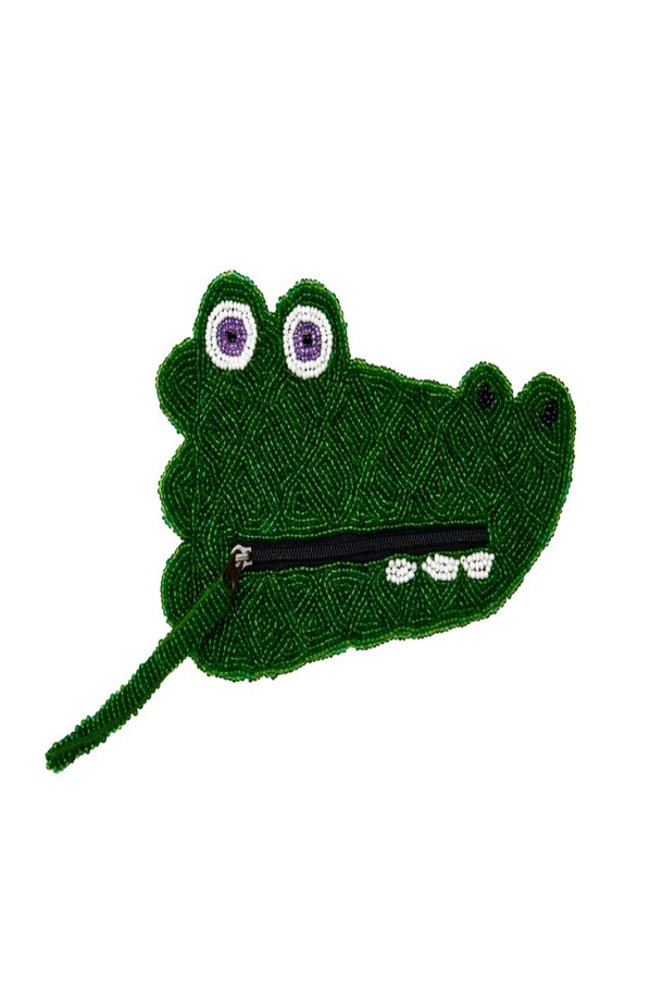 악어 코인 퍼스(Crocodile Coin Purse)는 걸리시, 클래식, 레트로 스타일을 모두 아우르는 여성용 동전지갑입니다. 초록색 비즈 소재로 제작되었으며, 악어 모티브와 입체적인 디자인으로 포인트를 더했습니다. 미니 사이즈의 사각 디자인에 지퍼형 잠금 방식으로, 카드, 동전, 립스틱 등 작은 소지품을 안전하게 보관할 수 있습니다. 데이트룩, 쇼핑룩, 모임룩 등 다양한 TPO에 매치하여 화려한 컬러 조합과 핸드메이드 디테일로 개성 있는 스타일을 연출해보세요. 사이즈 조절이 가능하여 실용성까지 갖춘 아이템입니다.
