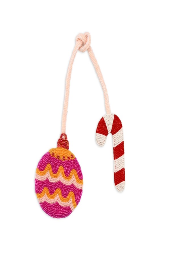바우블 캔디 케인 백 참 (Bauble Candy Cane Bag Charm)은 여성스러운 매력을 더해줄 장식용 액세서리입니다. 핑크, 오렌지, 레드의 다채로운 비즈 장식이 돋보이며, 크리스마스 분위기를 물씬 풍기는 디자인입니다. 수제작으로 제작되어 각 제품마다 미세한 차이가 존재하며, 비즈의 크기 및 마감 상태는 제품별로 상이할 수 있습니다. 걸리시, 로맨틱, 캐주얼 스타일 모두 소화 가능하며, 크리스마스룩, 데이트룩, 파티룩 등 다양한 TPO에 활용할 수 있습니다. 과도한 힘을 가하면 손상될 수 있으니 주의하여 사용해주세요.
