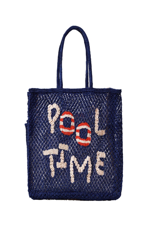 POOL TIME(풀 타임) Barry Bag(배리 백)은 여성 고객을 위한 미디엄 사이즈의 네이비 컬러 황마 소재 가방입니다. 레터링 패턴이 돋보이는 사각 디자인으로, 핸드메이드 특유의 정갈함을 느낄 수 있습니다. 10~14kg의 넉넉한 수납력을 자랑하며, 쇼핑, 여행, 일상에서 폭넓게 활용 가능합니다. 오픈형 잠금 방식으로 편리하며, 사이드 포켓이 있어 실용성을 더했습니다. 자연 소재 특성상 먼지가 묻거나, 물과 햇빛에 의해 변색, 사용에 따라 형태가 변형될 수 있습니다.
