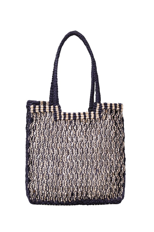 오픈 위브 코코 백은 자연 소재인 황마로 제작된 여성용 미디엄 사이즈 가방입니다. 체크 패턴과 사각 모양으로, 캐주얼, 에스닉, 리조트 스타일의 쇼핑, 여행, 휴가룩에 잘 어울립니다. 가볍고 유연하며 내구성이 뛰어난 황마 소재는 수작업으로 제작되어 자연스러운 멋을 더합니다. 오픈형 잠금 방식으로, 소지품을 간편하게 넣고 꺼낼 수 있으며, 일상생활, 쇼핑, 여행용으로도 활용 가능합니다.
