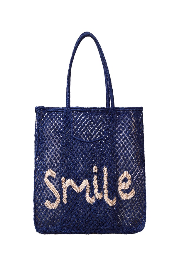 스마일 플로렌스 백 - 인디고 앤 내추럴

인디고와 내추럴 컬러의 조화가 돋보이는 스마일 플로렌스 백은 황마 소재의 미디엄 사이즈 토트백입니다. 가볍고 유연하며 내구성이 강해 데일리 백으로 손색없으며, 넉넉한 수납공간과 핸드메이드 특유의 따뜻한 감성을 담았습니다. 레터링 무늬와 사각 모양의 디자인이 특징이며, 오픈형 잠금 방식으로 편리하게 사용할 수 있습니다. 쇼핑, 산책, 여행 등 다양한 TPO에 캐주얼, 미니멀, 에스닉 스타일을 더해 개성 있는 연출을 완성해 보세요. 최대 10-14kg의 무게를 수용하며, 핸들 드롭은 19cm, 포켓 사이즈는 20 x 24cm입니다.
