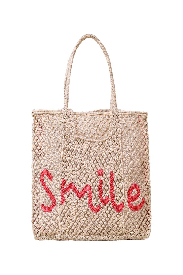 Smile Florence Bag (스마일 플로렌스 백) - 내추럴 & 핫 핑크는 황마 소재로 제작된 미디엄 사이즈의 토트백입니다. 로고 패턴이 특징이며, 가볍고 유연하며 내구성이 뛰어나 핸드메이드와 자연 염색으로 제작되었습니다. 오픈형 디자인으로 10-14kg 수납이 가능하며, 손잡이와 넉넉한 수납공간을 제공합니다. 일상, 쇼핑, 여행 등 다양한 용도로 활용할 수 있으며, 캐주얼, 미니멀, 에스닉 스타일 연출에 적합합니다. 핫 핑크 컬러와 내추럴 컬러 배색으로 산뜻한 포인트를 더했습니다.
