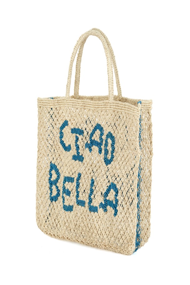 'Ciao Bella' 스몰 백은 자연스러운 멋을 담은 여성용 토트백입니다. 황마 소재에 내추럴과 오션블루 컬러를 사용하여 시원하고 세련된 느낌을 주며, 레터링 패턴으로 포인트를 더했습니다. 가볍고 유연하며 내구성이 뛰어나 일상, 쇼핑, 여행 등 다양한 TPO에 활용하기 좋습니다. 핸드메이드 제품으로 자연 염색하여, 각 제품마다 약간의 개성을 더하며, 캐주얼, 미니멀, 에스닉 스타일과 잘 어울립니다.
