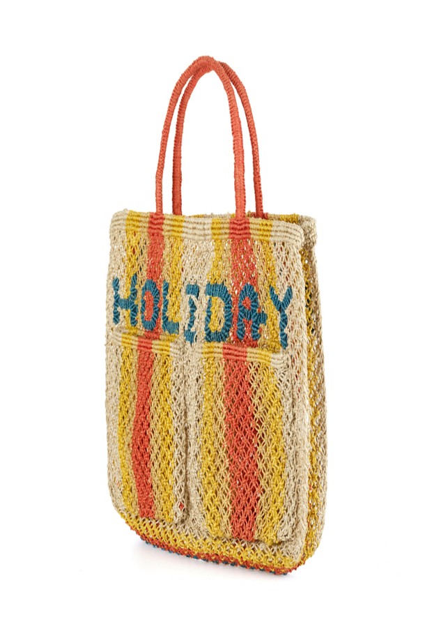 Holiday Stripes (홀리데이 스트라이프스) - Yellow, peach and ocean은 황마 소재의 미디엄 사이즈 사각 가방입니다. 옐로우, 피치, 오션 컬러의 스트라이프 패턴과 레터링 디자인이 특징이며, 캐주얼, 리조트, 미니멀 스타일을 연출합니다. 핸드메이드로 제작되었으며, 내부 포켓이 있어 수납력을 높였고, 10~14kg까지 수납 가능합니다. 여행, 쇼핑, 휴가룩에 잘 어울리는 오픈형 가방으로, 자연 염색된 황마 소재 특성상 먼지가 발생할 수 있습니다.
