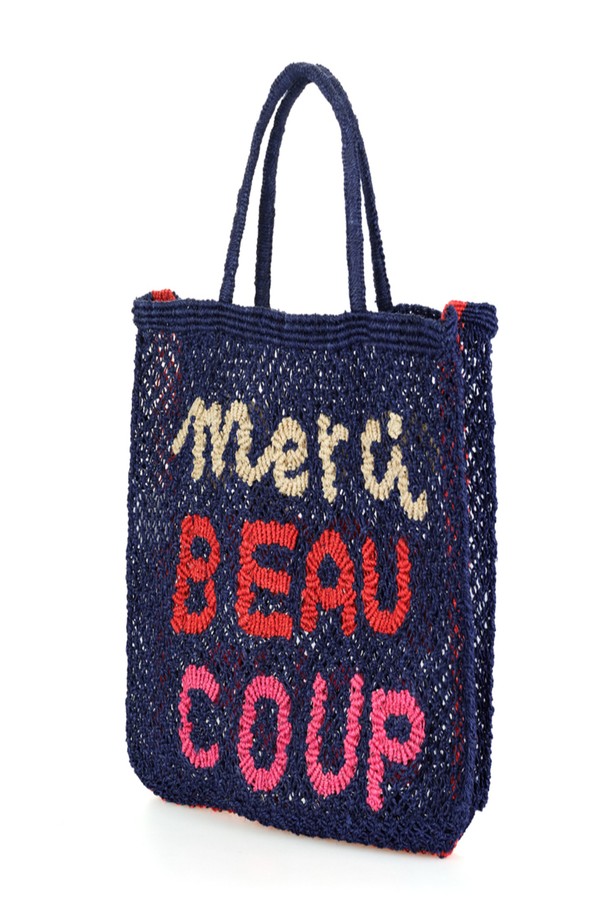 메르시 보쿠 라지 백 - 인디고 & 레드 멀티는 황마 소재의 핸드메이드 토트백입니다. 넉넉한 수납력을 자랑하는 라지 사이즈로, 최대 10-14kg까지 수납 가능하며, 일상, 여행, 피크닉 등 다양한 TPO에 활용하기 좋습니다. 인디고, 레드, 멀티 컬러의 조화가 돋보이며, 캐주얼, 미니멀, 에스닉 스타일을 모두 소화할 수 있습니다. 레터링 패턴과 사각 형태, 유연한 소재는 플레이풀한 무드를 더하며, 16cm 핸들 드롭으로 편안한 착용감을 제공합니다. 내추럴 염색 기법으로 은은한 멋을 내며, 자연스러운 사용감 또한 매력적인 제품입니다.
