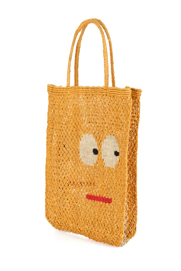 '빅 아이즈' 라지 백 - 허니는 황마 소재의 여성 토트백입니다. 옐로우 컬러의 '빅 아이즈' 캐릭터 자수 장식이 돋보이는 핸드메이드 제품으로, 넉넉한 수납 공간과 가벼운 무게가 특징입니다. 사각형 디자인에 오픈형 잠금 방식으로, 일상, 쇼핑, 여행 등 다양한 TPO에 활용 가능하며, 캐주얼, 에스닉, 리조트 스타일을 연출하기 좋습니다. 최대 10-14kg까지 수납 가능하며, 자연 염료 사용으로 제작되어 특유의 내구성을 자랑합니다. 단, 자연 소재 특성상 약간의 먼지 발생 및 사용에 따른 형태 변형, 습기에 주의하여 사용해주세요.
