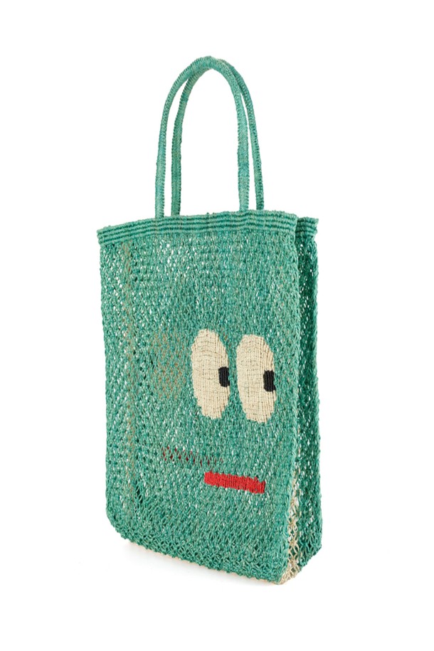 '빅 아이즈' 라지 백 - 아쿠아는 여성용 가방으로, 황마 소재의 라지 사이즈 사각 가방입니다. 사랑스러운 캐릭터 패턴과 아쿠아 컬러가 시원한 느낌을 주며, 가볍고 손잡이가 있어 편리하게 사용할 수 있습니다. 자연 염색과 수작업으로 제작되어 특별함을 더하며, 10-14kg의 넉넉한 수납력을 자랑합니다. 튼튼한 내구성을 갖춘 유연한 소재로, 쇼핑, 여행, 일상생활에서 스타일리시하게 연출할 수 있습니다. 캐주얼, 리조트, 에스닉 스타일의 쇼핑룩, 여행룩, 여름 바캉스룩에 잘 어울립니다.
