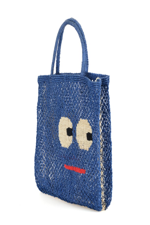 '빅 아이즈' 라지 백 - 페리 토트백은 경량의 황마 소재로 제작되어 가볍고 편안한 착용감을 선사합니다. 핸드메이드 방식으로 제작된 이 가방은 자연 염색 기법으로 은은한 블루 컬러를 띄며, 귀여운 캐릭터 자수 장식이 돋보입니다. 넉넉한 수납공간과 10-14kg까지 수납 가능한 넉넉한 사이즈로, 쇼핑, 여행 등 다양한 일상생활에서 활용하기 좋습니다. 사각형 디자인에 오픈형 잠금 방식, 손잡이가 있어 실용적이며, 유연한 소재와 내구성을 갖춰 오래 사용할 수 있습니다. 캐주얼하면서도 유니크한 스타일을 연출해 보세요.
