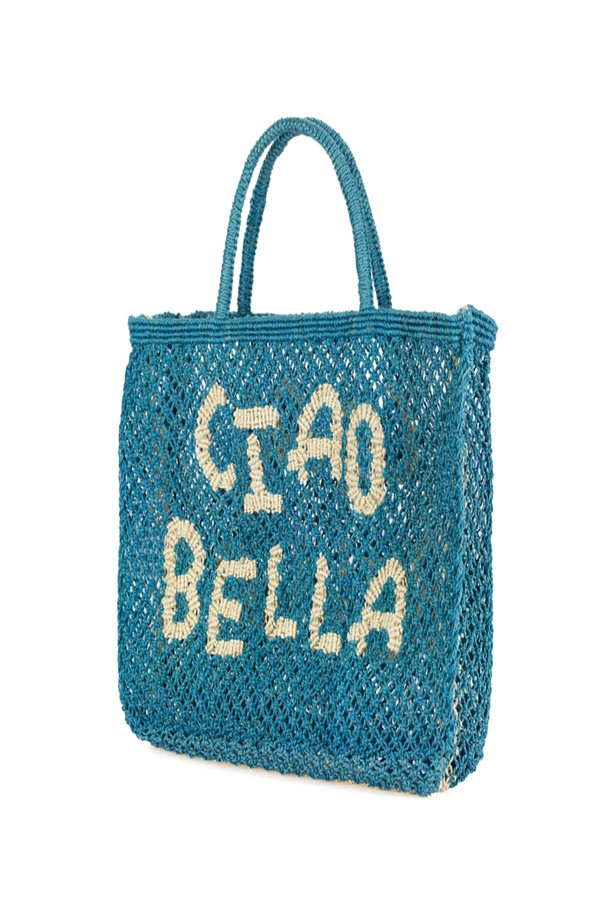 'Ciao Bella' 스몰 백 - 오션 앤 내추럴'은 황마 소재로 제작된 여성용 토트백입니다. 오션과 내추럴 두 가지 색상으로 제공되며, 레터링 디자인이 돋보이는 가방입니다. 가볍고 휴대성이 뛰어나며, 사각 모양으로 일상, 쇼핑, 여행 등 다양한 용도로 활용하기 좋습니다. 핸드메이드 방식으로 제작되어 유연하고 내구성이 뛰어나며, 내추럴 염색 기법으로 자연스러운 멋을 더했습니다. 10~14kg 수납이 가능하며, 자연스러운 먼지 발생, 젖거나 마찰 시 이염 가능성이 있을 수 있습니다.
