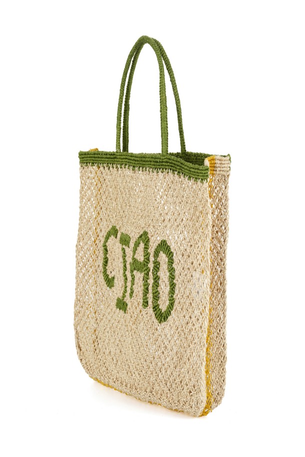 Ciao Lemon 라지 백 - 펀, 내추럴, 옐로우는 가볍고 넉넉한 수납력을 자랑하는 황마 소재의 토트백입니다. 자연스러운 내추럴 컬러 바탕에 펀(초록색)과 옐로우 컬러의 레터링이 산뜻함을 더합니다. 가볍고 유연하며 10~14kg 무게를 견딜 수 있어 넉넉한 수납이 가능하며, 오픈형 디자인으로 편리하게 사용할 수 있습니다. 쇼핑이나 여행 시 캐주얼, 미니멀, 클래식 스타일의 옷차림에 잘 어울리며, 핸들 드롭 16cm로 편안하게 들 수 있습니다. 사각형 모양의 라지 사이즈 백으로, 데일리백으로 활용하기 좋습니다.
