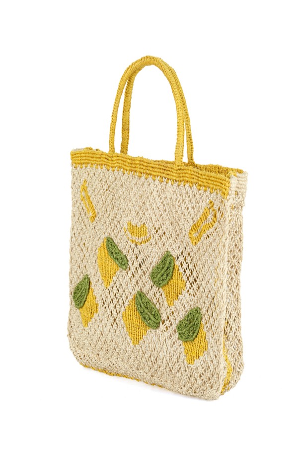 레몬 올 오버' 스몰 백은 옐로우와 내추럴 컬러의 조화가 돋보이는 여성 토트백입니다. 황마 소재로 제작되어 자연스러운 질감을 살렸으며, 레몬 프린트 무늬가 산뜻함을 더합니다. 스몰 사이즈로 일상, 쇼핑, 여행 등 다양한 용도로 활용하기 좋으며, 10-14kg의 넉넉한 수납력과 가벼운 무게, 유연함까지 갖춰 실용적입니다. 핸드메이드 방식으로 제작되어 독특함을 더하며, 14cm 핸들 드롭으로 편안하게 들 수 있습니다.
