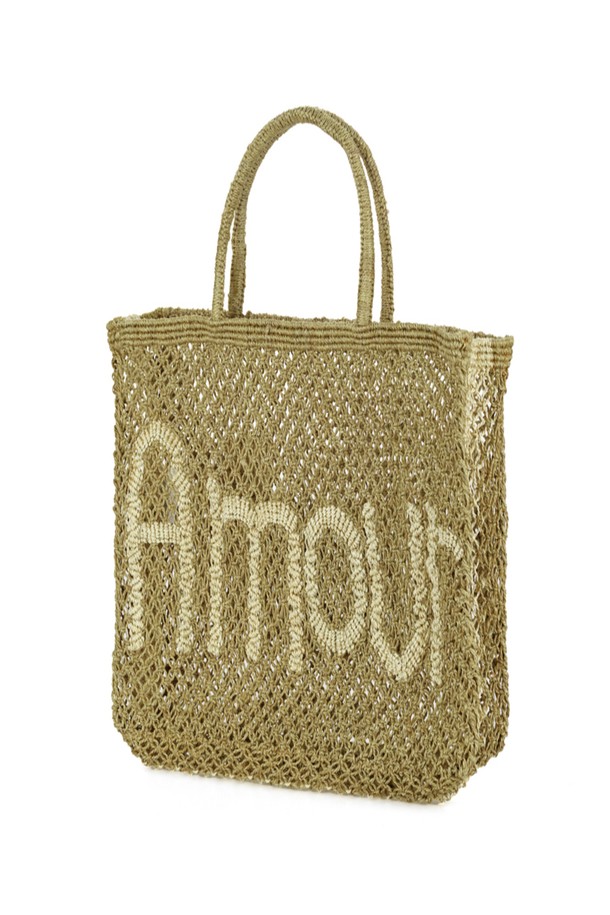 '아무르' 스몰 백 - 카키 & 내추럴은 황마 소재의 핸드메이드 토트백입니다. 카키와 내추럴 두 가지 색상으로, 가볍고 유연하며 최대 10-14kg의 하중을 견딜 수 있습니다. 사각형 모양에 레터링 무늬가 돋보이며, 오픈형 잠금 방식으로 편리하게 사용할 수 있습니다. 쇼핑, 여행, 휴가 등 다양한 상황에 어울리는 캐주얼, 미니멀, 에스닉 스타일의 가방입니다. 자연 염색을 사용하여 습기나 마찰에 의해 이염될 수 있으며, 장시간 사용 시 형태 변형이 있을 수 있으므로 직사광선에 장시간 노출되지 않도록 주의해야 합니다.
