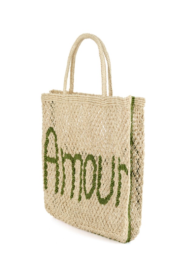 아무르 스몰 백 - 내추럴 앤 펀(Amour' Small Bag - Natural and fern)은 황마 소재의 핸드메이드 토트백입니다. 내추럴 컬러와 그린 컬러의 조화가 돋보이며, 레터링 패턴의 텍스트 디자인이 특징입니다. 가볍고 유연하며 최대 10~14kg까지 수납 가능하여 실용적입니다. 오픈형 디자인으로, 일상, 쇼핑, 여행 등 다양한 TPO에 활용하기 좋은 캐주얼, 미니멀, 에스닉 스타일의 스몰 사이즈 가방입니다.
