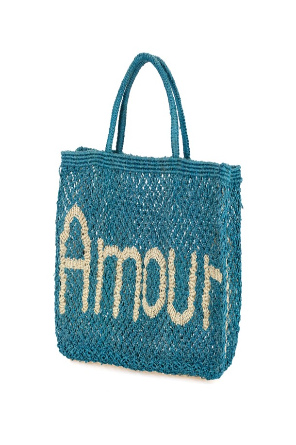 '아모르' 스몰 백 - 오션과 내추럴은 황마 소재로 제작된 여성용 토트백입니다. 오션블루와 내추럴 두 가지 색상으로 제공되며, 레터링과 로고 패턴이 특징입니다. 핸드메이드, 천연 염색 기법으로 제작되었으며, 최대 10-14kg의 수납이 가능합니다. 내부 수납공간과 오픈형 잠금 방식으로 실용성을 더했으며, 쇼핑, 여행 등 일상생활에서 폭넓게 활용할 수 있습니다. 캐주얼, 미니멀, 에스닉 스타일을 즐기는 분들께 추천합니다.
