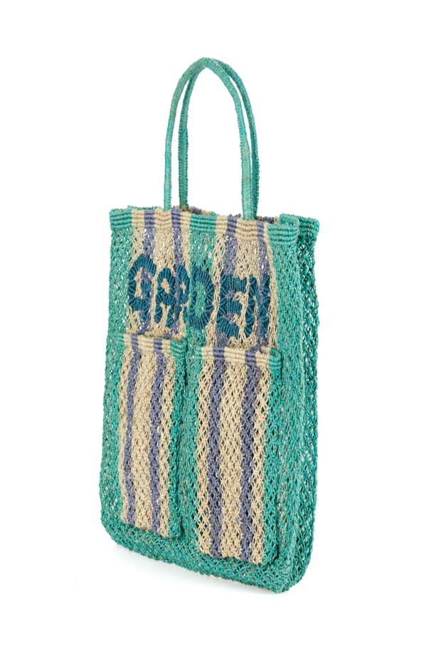 가든 - 아쿠아, 내추럴 앤 페블 토트백은 황마 소재로 제작되어 가볍고 유연하며, 10~14kg 하중을 견딜 수 있는 튼튼한 내구성을 자랑합니다. 아쿠아, 내추럴, 페블 세 가지 색상으로 출시되었으며, 레터링 무늬와 사각형 디자인이 돋보이는 미디엄 사이즈의 여성용 가방입니다. 오픈형으로 편리하게 물건을 넣고 뺄 수 있으며, 내부 포켓이 있어 소지품을 깔끔하게 정리할 수 있습니다. 일상, 쇼핑, 여행 등 다양한 용도로 활용 가능하며, 캐주얼, 미니멀, 에스닉 스타일을 연출하기 좋습니다. 핸드메이드 특성상 마감에 약간의 차이가 있을 수 있으며, 자연 염료 사용으로 인해 이염될 수 있습니다.
