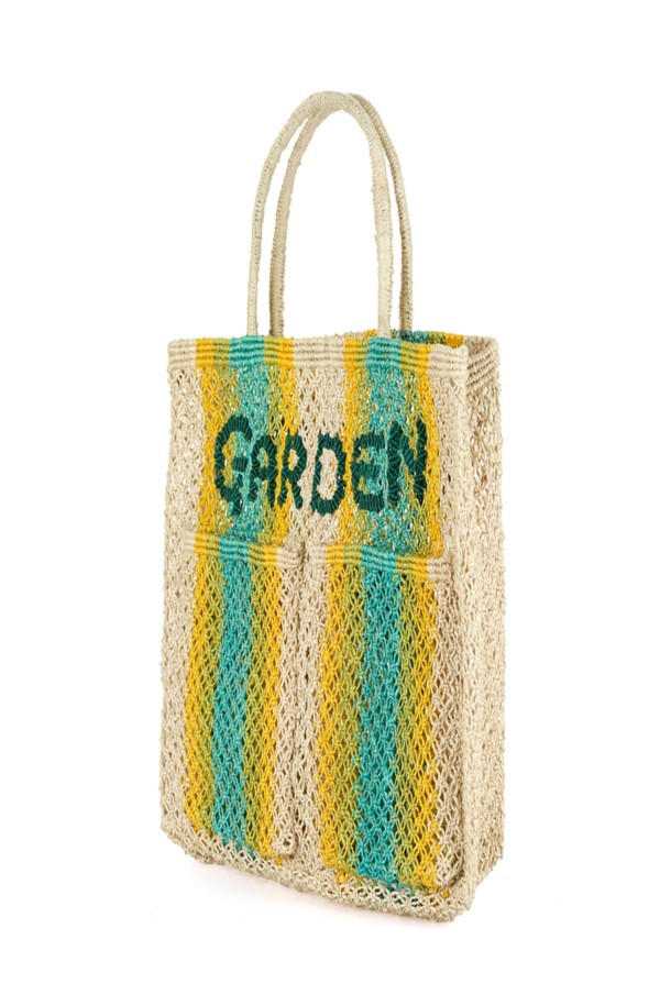 가든 - 내추럴, 옐로우, 아쿠아 쇼퍼백은 황마 소재로 제작되어 자연스러운 멋을 냅니다. 미디엄 사이즈에 레터링 무늬, 사각형 모양으로 디자인되었으며, 핸드메이드 특유의 섬세함과 천연 염료를 사용한 다채로운 컬러가 특징입니다. 가볍고 유연하며 부드러운 촉감을 자랑하며, 오픈형 잠금 방식으로 편리하게 사용 가능합니다. 일상, 쇼핑, 여행 등 다양한 용도로 활용 가능하며, 쇼핑룩, 여행룩, 캐주얼, 미니멀, 리조트 스타일과 잘 어울립니다.
