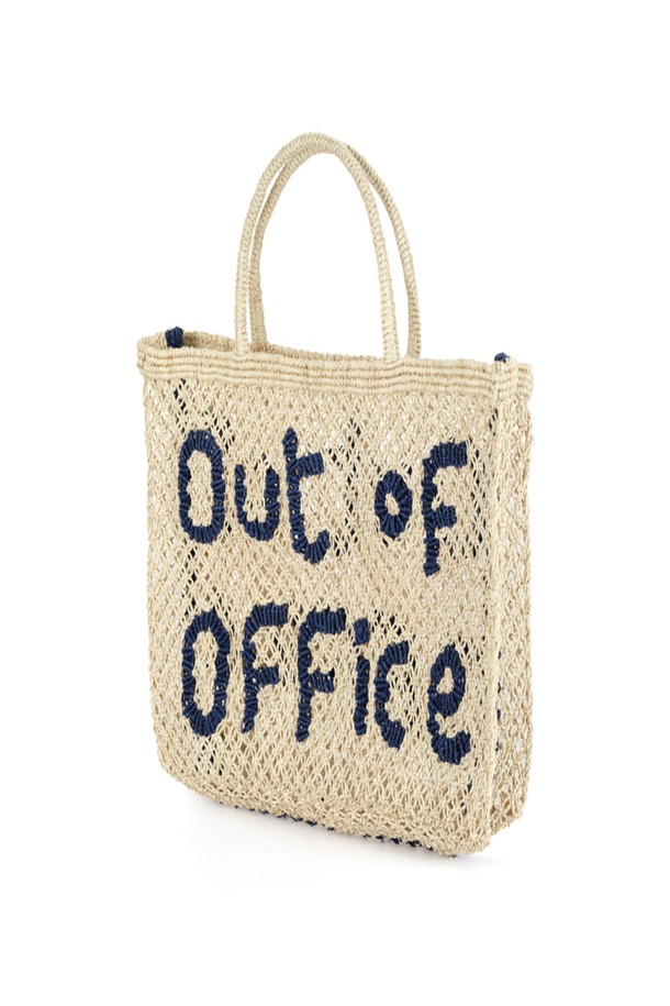 '아웃 오브 오피스' 스몰 백은 자연스러운 멋을 더하는 내추럴과 네이비 컬러의 황마 소재 토트백입니다. 가볍고 유연하며, 핸드메이드 방식으로 제작되어 자연 염색 특유의 은은한 색감을 자랑합니다. 레터링 디자인 장식이 돋보이며, 사각형 모양으로 10-14kg의 넉넉한 수납력을 갖춰 실용성을 더했습니다. 오픈형 잠금 방식으로 일상, 여행, 쇼핑 등 다양한 TPO에 활용 가능하며 캐주얼, 미니멀, 리조트 스타일을 연출하기 좋습니다.
