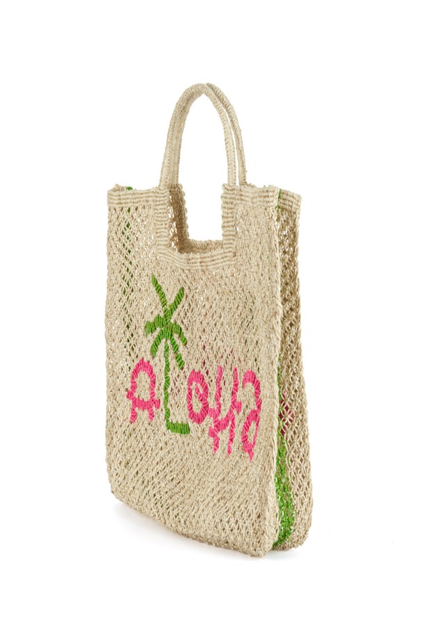 '알로하' 스텔라 라지 백은 내추럴, 핑크, 애플그린 컬러의 황마 소재 토트백입니다. 넉넉한 수납력을 자랑하는 라지 사이즈로, 핸드메이드 특유의 유연함과 가벼움이 돋보입니다. 에스닉하면서도 미니멀한 디자인으로, 10~14kg 수납이 가능하며, 일상, 쇼핑, 여행 등 다양한 TPO에 활용하기 좋습니다. 오픈형 잠금 방식으로 편리하며, 사각 쉐입에 레터링 패턴이 더해져 캐주얼한 쇼핑룩, 여행룩을 완성합니다.
