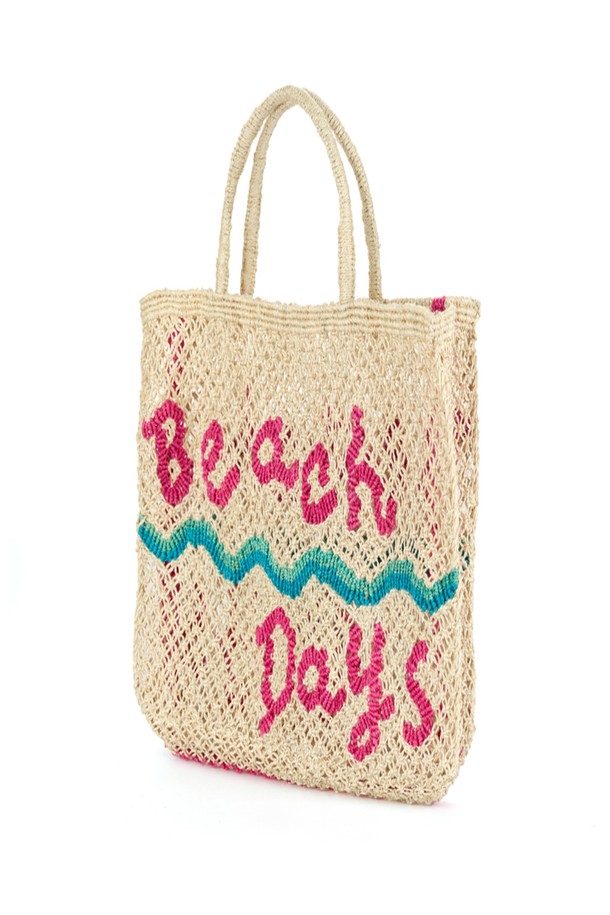 '비치 데이즈' 스몰 백, 내추럴 & 핑크 컬러의 이 토트백은 여성용으로, 가볍고 튼튼한 황마 소재로 제작되었습니다. 핸드메이드 방식으로 제작되어 넉넉한 수납공간을 제공하며, 사각형 디자인에 레터링 무늬가 더해져 심플하면서도 개성 있는 스타일을 연출합니다. 일상, 여행, 쇼핑 등 다양한 용도로 활용 가능하며, 10-14kg 무게를 견딜 수 있습니다. 캐주얼, 미니멀, 리조트룩에 잘 어울리며, 오픈형 잠금 방식으로 편리하게 사용할 수 있습니다. 
