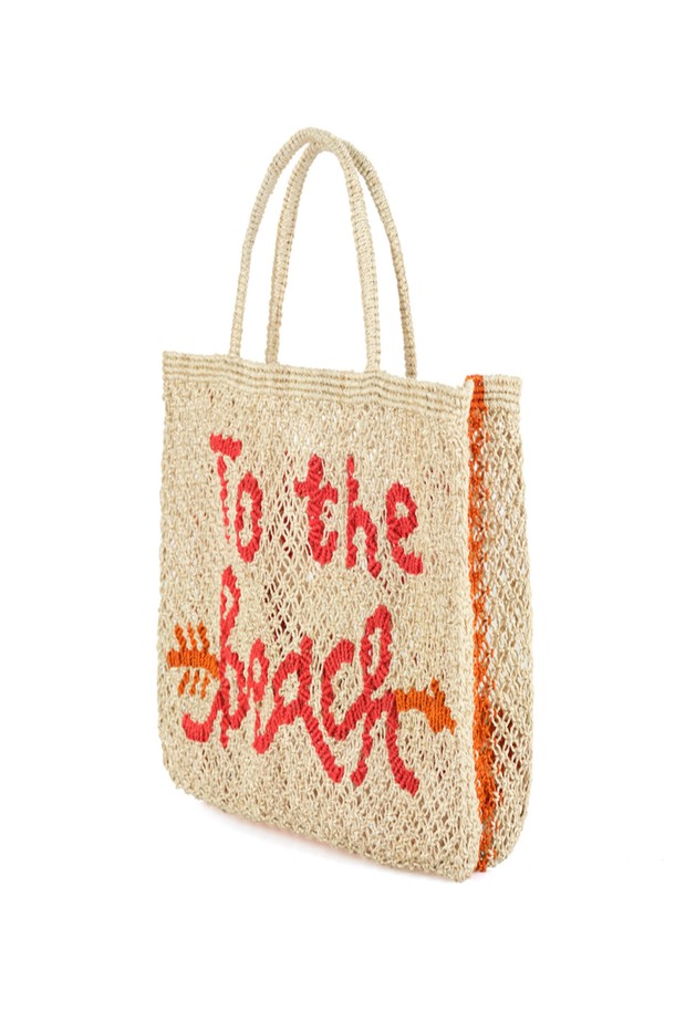 '투 더 비치' 스몰 백은 황마 소재로 제작되어 가볍고 유연하며, 내추럴 다잉 기법으로 자연스러운 멋을 더했습니다. 스몰 사이즈의 사각 토트백으로, 내추럴, 스칼렛, 탱고 세 가지 색상으로 제공되며, 레터링 디자인 장식이 돋보입니다. 최대 10-14kg까지 수납 가능하여 쇼핑, 여행 시 실용적으로 활용할 수 있습니다. 캐주얼, 미니멀, 리조트 스타일의 쇼핑룩, 여행룩, 휴가룩에 잘 어울리는 핸드메이드 가방입니다. 오픈형 잠금 방식으로 편리하게 사용할 수 있습니다.
