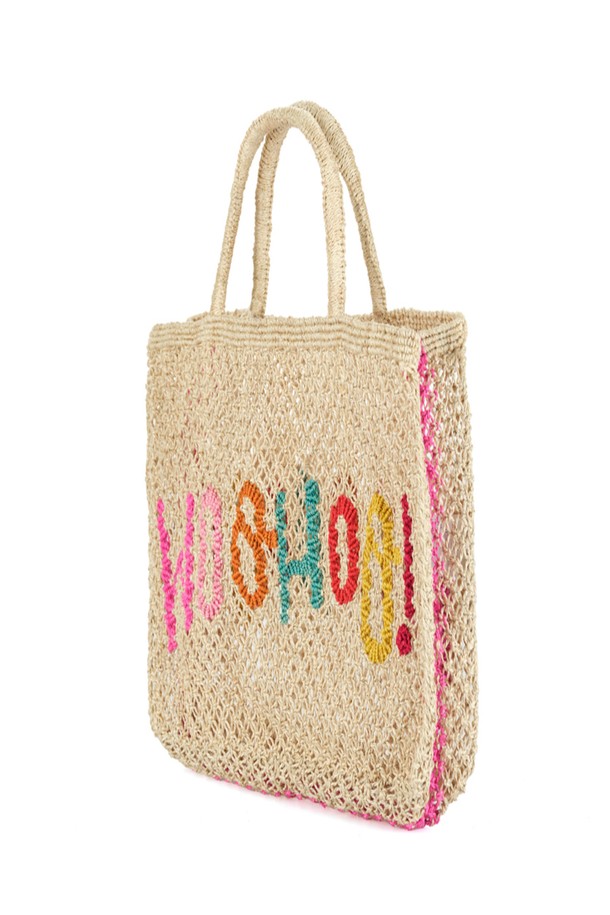 '우후!' 스몰 백은 자연스러운 멋을 담은 여성용 토트백입니다. 황마 소재로 제작되어 가볍고 유연하며, 핸드메이드 특유의 따뜻함이 느껴집니다. 내추럴과 멀티컬러 배색의 레터링 패턴이 돋보이며, 여행룩, 쇼핑룩 등 다양한 TPO에 활용하기 좋습니다. 최대 10-14kg의 하중을 견딜 수 있으며, 데일리 백으로도 손색없습니다. 자연스러운 먼지 발생과 사용에 따른 형태 변형은 이 가방만의 매력입니다.
