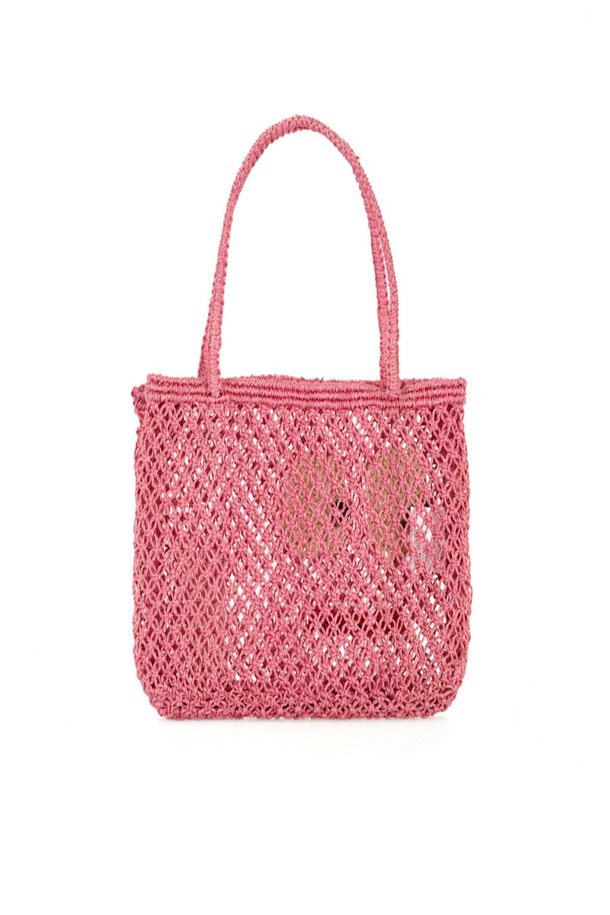 '빅 아이즈' 트레이시 백 - 베리 컬러의 여성용 가방입니다. 황마 소재의 미디엄 사이즈 쇼퍼백으로, 캐릭터와 레터링 무늬가 특징입니다. 사각 모양에 오픈형 잠금 방식으로, 넉넉한 수납공간을 제공하며 최대 10-14kg의 하중을 견딜 수 있습니다. 손잡이가 있으며, '텍스트' 디자인 장식이 더해졌습니다. 쇼핑, 동네 마실, 카페 등 캐주얼하고 미니멀한 스타일에 잘 어울립니다. 자연 염색 제품으로, 물이나 마찰에 의해 이염될 수 있으며, 사용에 따라 형태가 변형될 수 있으니 주의해야 합니다.
