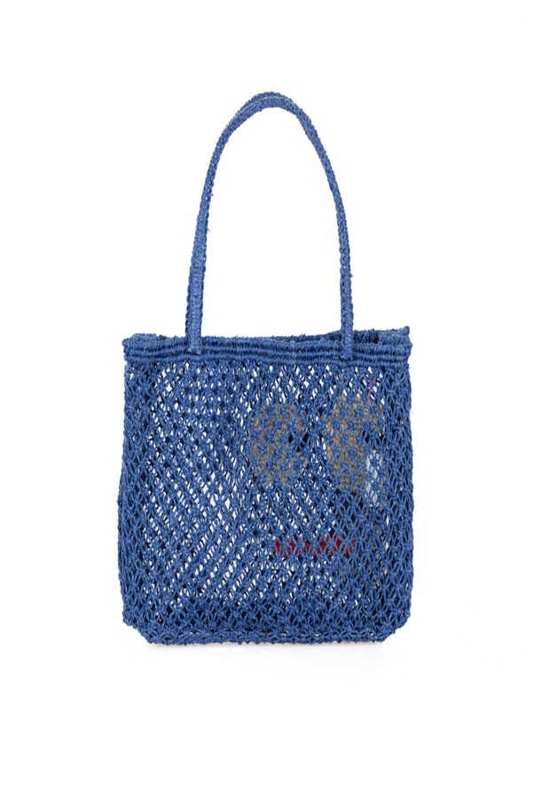 '빅 아이즈(Big Eyes)' 트레이시 백 - 페리 (Peri)는 여성스러운 쇼핑룩, 여행룩에 어울리는 가방입니다. 핸드메이드로 제작된 이 가방은 자연 염색된 주트(Jute) 소재로 만들어져 에스닉하고 미니멀한 스타일을 연출합니다. 미디엄 사이즈의 사각형 백으로, 캐릭터와 레터링 무늬가 돋보이며, 넉넉한 수납공간과 가벼움, 유연함이 특징입니다. 최대 10-14kg까지 수납 가능하며, 오픈형 잠금 방식으로 편리하게 사용할 수 있습니다.
