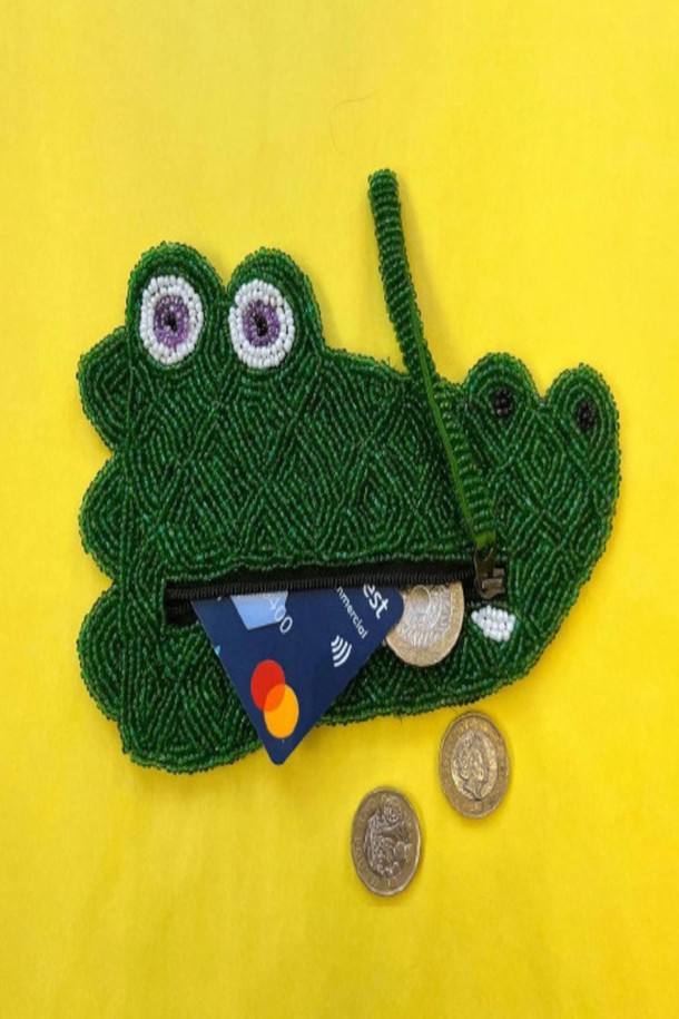 악어 코인 퍼스(Crocodile Coin Purse)는 걸리시, 클래식, 레트로 스타일을 모두 아우르는 여성용 동전지갑입니다. 초록색 비즈 소재로 제작되었으며, 악어 모티브와 입체적인 디자인으로 포인트를 더했습니다. 미니 사이즈의 사각 디자인에 지퍼형 잠금 방식으로, 카드, 동전, 립스틱 등 작은 소지품을 안전하게 보관할 수 있습니다. 데이트룩, 쇼핑룩, 모임룩 등 다양한 TPO에 매치하여 화려한 컬러 조합과 핸드메이드 디테일로 개성 있는 스타일을 연출해보세요. 사이즈 조절이 가능하여 실용성까지 갖춘 아이템입니다.
