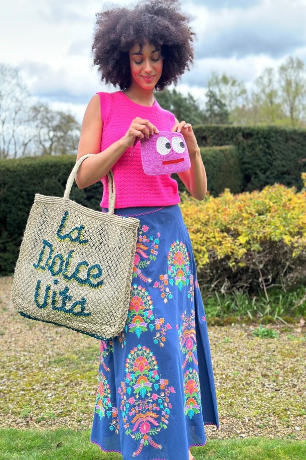 빅 아이즈 위드 마우스 미니 비즈 파우치 - 핑크는 사랑스러운 디자인이 돋보이는 여성용 미니 비즈 파우치입니다. 핑크, 화이트, 레드의 다채로운 색상으로 만나볼 수 있으며, 눈과 입 모양의 귀여운 캐릭터 디자인이 특징입니다. 비즈 소재로 섬세하게 수공예 제작되어 걸리시, 캐주얼, 로맨틱 스타일을 연출하기 좋습니다. 데이트룩, 쇼핑룩, 카페룩 등 다양한 TPO에 매치하여 개성 있는 스타일을 완성해보세요. 카드, 동전, 화장품 등 소지품을 안전하게 수납할 수 있으며, 지퍼형 잠금 방식으로 편리하게 사용할 수 있습니다.
