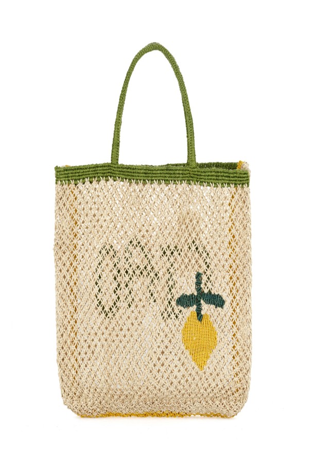 Ciao Lemon 라지 백 - 펀, 내추럴, 옐로우는 가볍고 넉넉한 수납력을 자랑하는 황마 소재의 토트백입니다. 자연스러운 내추럴 컬러 바탕에 펀(초록색)과 옐로우 컬러의 레터링이 산뜻함을 더합니다. 가볍고 유연하며 10~14kg 무게를 견딜 수 있어 넉넉한 수납이 가능하며, 오픈형 디자인으로 편리하게 사용할 수 있습니다. 쇼핑이나 여행 시 캐주얼, 미니멀, 클래식 스타일의 옷차림에 잘 어울리며, 핸들 드롭 16cm로 편안하게 들 수 있습니다. 사각형 모양의 라지 사이즈 백으로, 데일리백으로 활용하기 좋습니다.
