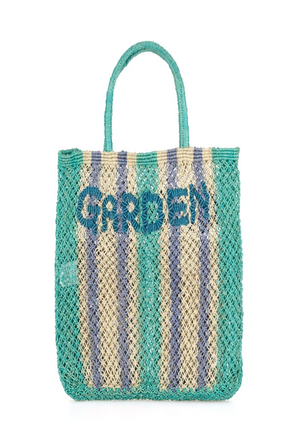 가든 - 아쿠아, 내추럴 앤 페블 토트백은 황마 소재로 제작되어 가볍고 유연하며, 10~14kg 하중을 견딜 수 있는 튼튼한 내구성을 자랑합니다. 아쿠아, 내추럴, 페블 세 가지 색상으로 출시되었으며, 레터링 무늬와 사각형 디자인이 돋보이는 미디엄 사이즈의 여성용 가방입니다. 오픈형으로 편리하게 물건을 넣고 뺄 수 있으며, 내부 포켓이 있어 소지품을 깔끔하게 정리할 수 있습니다. 일상, 쇼핑, 여행 등 다양한 용도로 활용 가능하며, 캐주얼, 미니멀, 에스닉 스타일을 연출하기 좋습니다. 핸드메이드 특성상 마감에 약간의 차이가 있을 수 있으며, 자연 염료 사용으로 인해 이염될 수 있습니다.
